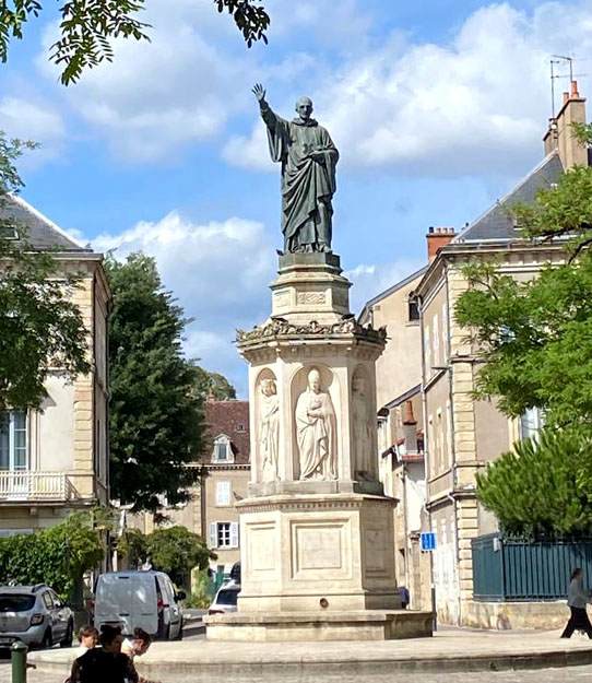 La place St Bernard en face du cabinet de Maître Florence LHERITIER